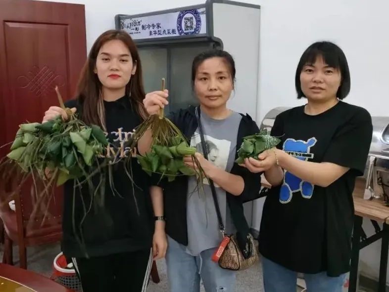天壕新能源公司举办包粽子比赛迎端午